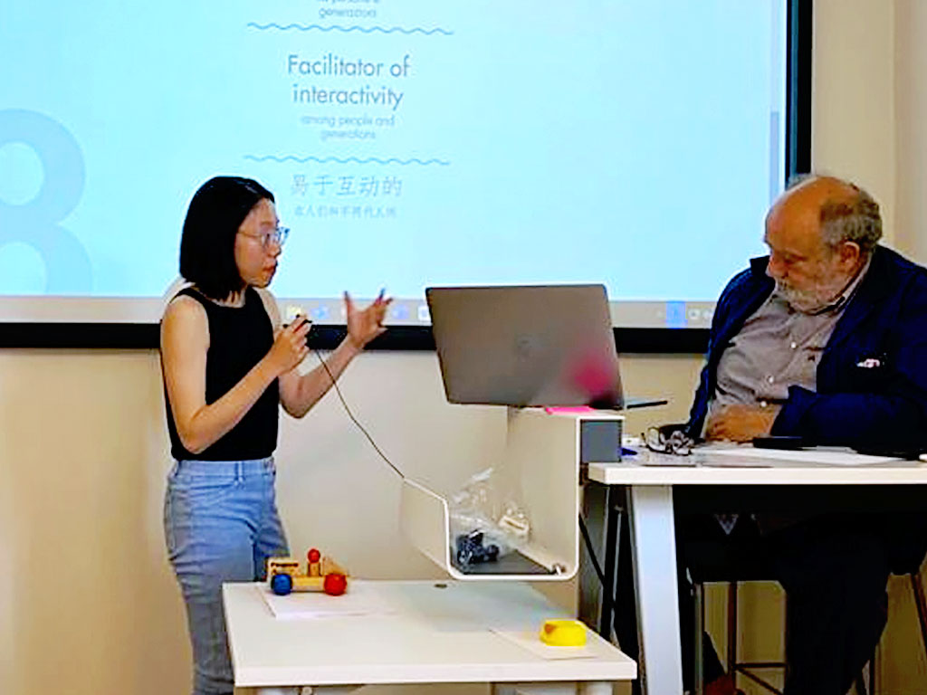 Ki and Professor Fois having a discussion.